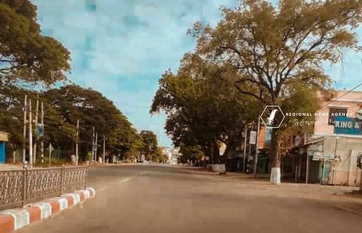 ( အသံတိတ်သပိတ်နေ့၌ ဦးပိန်တံတား၌ ပြုလုပ်မည့် စစ်တပ်၏ အခမ်းအနားတစ်ခုအားတွေ့ရစဥ်/ ၂၀၂၁ ခုနှစ် ဒီဇင်ဘာလ ၁၀ ရက်နေ့က ပြုလုပ်ခဲ့သည့် အသံတိတ်သပိတ်လှုပ်ရှားမှုတွင် မုံရွာမြို့တွင်းလမ်းများအားတွေ့မြင်ရစဥ်။ ဓာတ်ပုံ-Regional News Agency၊စစ်ကောင်စီ)
