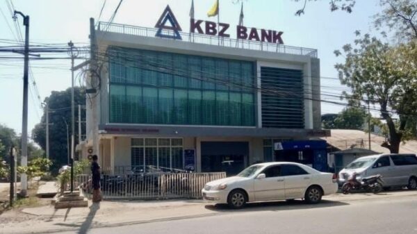 (ဓားပြတိုက်ခံရသည့် KBZဘဏ်အား ယနေ့ တွေ့ရစဉ်။ ဓာတ်ပုံ - CJ)