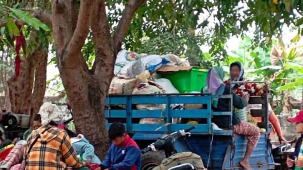 (စစ်တပ် စစ်​ကြောင်းလာ၍ ထွက်ပြေးတိမ်းရှောင်​နေကြ​သော ပြည်သူအချို့အား တွေ့ရစဥ်။ဓါတ်ပုံ-CJ)