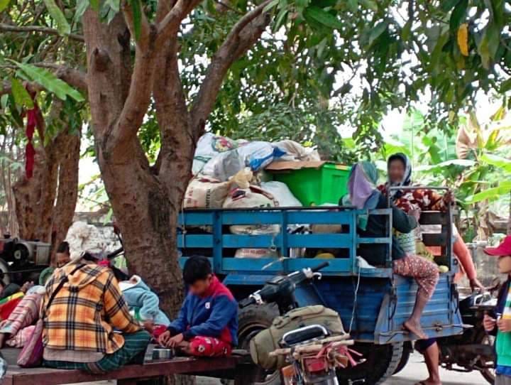 (စစ်တပ် စစ်​ကြောင်းလာ၍ ထွက်ပြေးတိမ်းရှောင်​နေကြ​သော ပြည်သူအချို့အား တွေ့ရစဥ်။ဓါတ်ပုံ-CJ)