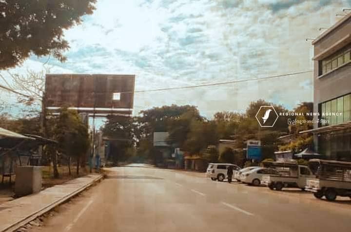 ( အသံတိတ်သပိတ်နေ့၌ ဦးပိန်တံတား၌ ပြုလုပ်မည့် စစ်တပ်၏ အခမ်းအနားတစ်ခုအားတွေ့ရစဥ်/ ၂၀၂၁ ခုနှစ် ဒီဇင်ဘာလ ၁၀ ရက်နေ့က ပြုလုပ်ခဲ့သည့် အသံတိတ်သပိတ်လှုပ်ရှားမှုတွင် မုံရွာမြို့တွင်းလမ်းများအားတွေ့မြင်ရစဥ်။ ဓာတ်ပုံ-Regional News Agency၊စစ်ကောင်စီ)