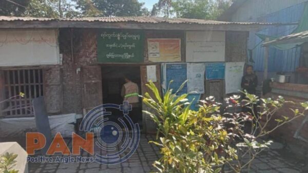 (တိုက်ခိုက်ခံခဲ့ရသော အုပ်ချုပ်ရေးမှူးရုံးအား တွေ့ရစဥ်။ ဓာတ်ပုံ-စကစ)