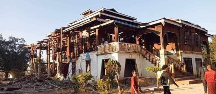 (ဆီဆိုင်မြို့အတွင်း PNLA တပ်ဖွဲ့ဝင်များကို မြို့အားထိန်းချုပ်လိုက်ပြီးနောက်တွေ့ရစဥ်/ စစ်ကောင်စီက ဗုံကြဲသောကြောင့် လွယ်ထွဲဘုန်းတော်ကြီးကျောင်း ပျက်စီးနေမှု။ ဓါတ်ပုံ-PNLA news & info)