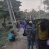 (၂၀၂၄ ဇန်နဝါရီ ၈ရက်က မန္တလေးမြို့ပတ်စ်ပို့ရုံး​ရှေ့၌ စောင့်ဆိုင်းခဲ့သူများအား တွေ့ရစဥ်။ ဓာတ်ပုံ - CJ)