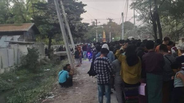 (၂၀၂၄ ဇန်နဝါရီ ၈ရက်က မန္တလေးမြို့ပတ်စ်ပို့ရုံး​ရှေ့၌ စောင့်ဆိုင်းခဲ့သူများအား တွေ့ရစဥ်။ ဓာတ်ပုံ - CJ)