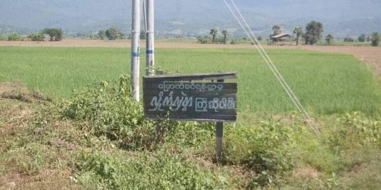 (​မြောက်ခင်ရန်းရွာအဝင်အနီး ဆိုင်းဘုတ်။ ဓါတ်ပုံ-CJ)