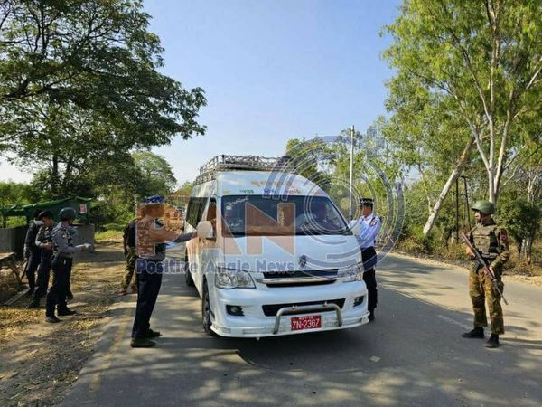 (စစ်မှုထမ်းရန် ဝါဒဖြန့်စာရွက်များကို စစ်​သား၊ရဲနှင့် ယာဥ်ထိန်းရဲများကဖြန့်ချီစဥ်။ဓါတ်ပုံ-စစ်​ကောင်စီ/ NUG ၏ ​ကြေညာချက်)