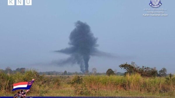(ညောင်လေးပင်ခရိုင်တွင် စစ်ကောင်စီတပ် ပစ်ခတ်မှုကြောင့် နေအိမ်များမီးလောင် နေသည်ကို အဝေးမှမြင်တွေ့ရစဉ်။ ဓာတ်ပုံ - KNU)