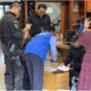 (ရ​နောင်းမြို့ရှိ ဦး​ကျော်လွင်၏ ​နေအိမ်ကို ထိုင်းရဲတပ်ဖွဲ့၏ အထူးစုံစမ်း စစ်ဆေးရေးဦးစီးဌာန(DSI)က ဝင်​ရောက်ရှာ​ဖွေ သိမ်းဆည်း​နေစဥ်)