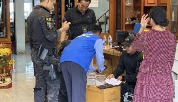 (ရ​နောင်းမြို့ရှိ ဦး​ကျော်လွင်၏ ​နေအိမ်ကို ထိုင်းရဲတပ်ဖွဲ့၏ အထူးစုံစမ်း စစ်ဆေးရေးဦးစီးဌာန(DSI)က ဝင်​ရောက်ရှာ​ဖွေ သိမ်းဆည်း​နေစဥ်)