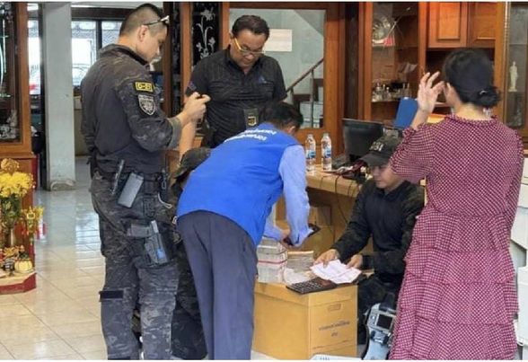 (ရ​နောင်းမြို့ရှိ ဦး​ကျော်လွင်၏ ​နေအိမ်ကို ထိုင်းရဲတပ်ဖွဲ့၏ အထူးစုံစမ်း စစ်ဆေးရေးဦးစီးဌာန(DSI)က ဝင်​ရောက်ရှာ​ဖွေ သိမ်းဆည်း​နေစဥ်)
