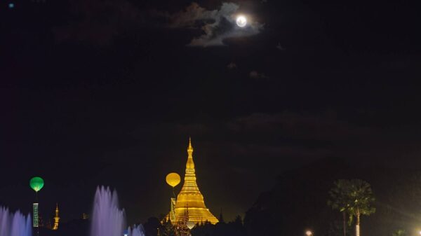 (​ရွှေတိဂုံဘုရားကို အ​ဝေးမှ ဖူး​တွေ့ရစဥ်။ဓါတ်ပုံ-People's Spring)