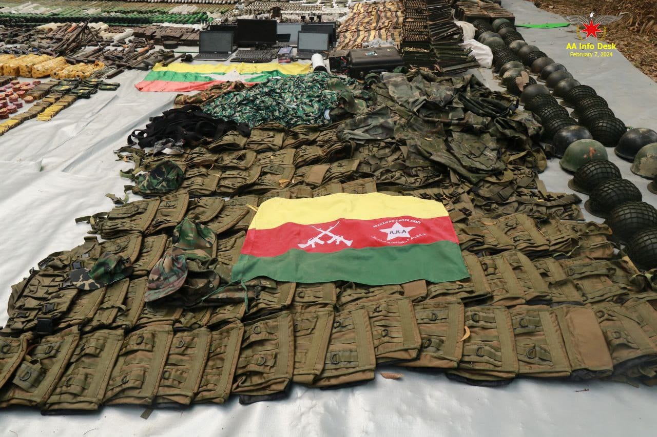 (​စစ်​ကောင်စီ​၏ နယ်ခြား​စောင့်တပ် ​တောင်ပြို (လက်ဝဲ၊လက်ယာ) စခန်းများနှင့် ဘင်္ဂလီလက်နက်ကိုင်အဖွဲ့ ARA ၊ RSO စခန်းများမှ သိမ်းဆည်းရရှိ​သောလက်နက်ခဲယမ်း၊စစ်သုံးပစ္စည်းနှင့် မူးယစ်​ဆေးများ။ ဓါတ်ပုံ-AA Info Desk)