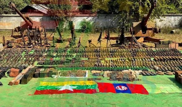 (နမ့်ဖက်ကာရှိ စစ်တပ်ဗျူဟာကုန်းကိုKIA က ဇန်နဝါရီလတွင် တိုက်ခိုက်သိမ်းပိုက်ပြီး​နောက် သိမ်းဆည်းရရှိ​သောလက်နက် ခဲယမ်းများ။ဓါတ်ပုံ- 7 Stars News)