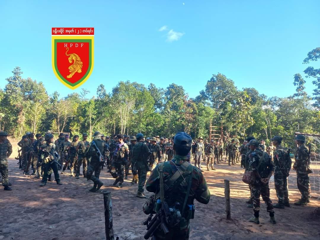 (ပြည်သူ့ကာကွယ်ရေးတပ်ဖွဲ့ဝင်များ/မြို့သိမ်းတိုက်ပွဲတွင်ဖမ်းဆီးရရှိသော စစ်သုံ့ပန်းနှင့်လက်နက်ခဲယမ်းများ/ ရွှေပြည်အေးမြို့ မြင်ကွင်း။ဓါတ်ပုံ-HPDF ၊NUG)