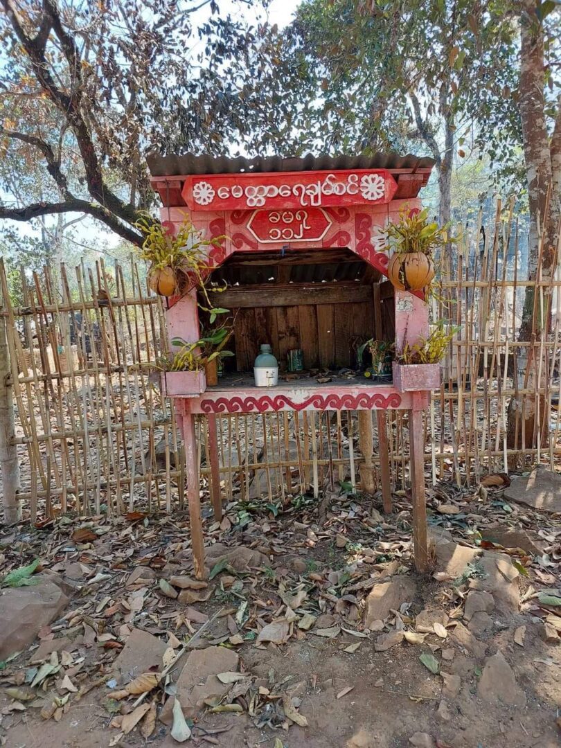 (စစ်တပ်စခန်းမှသိမ်းဆည်းရရှိသောလက်နက်ခဲယမ်းများနှင့် ကရင်နီတပ်ပေါင်းစုမှတပ်ဖွဲ့ဝင်များ။ဓါတ်ပုံ-KPLA)