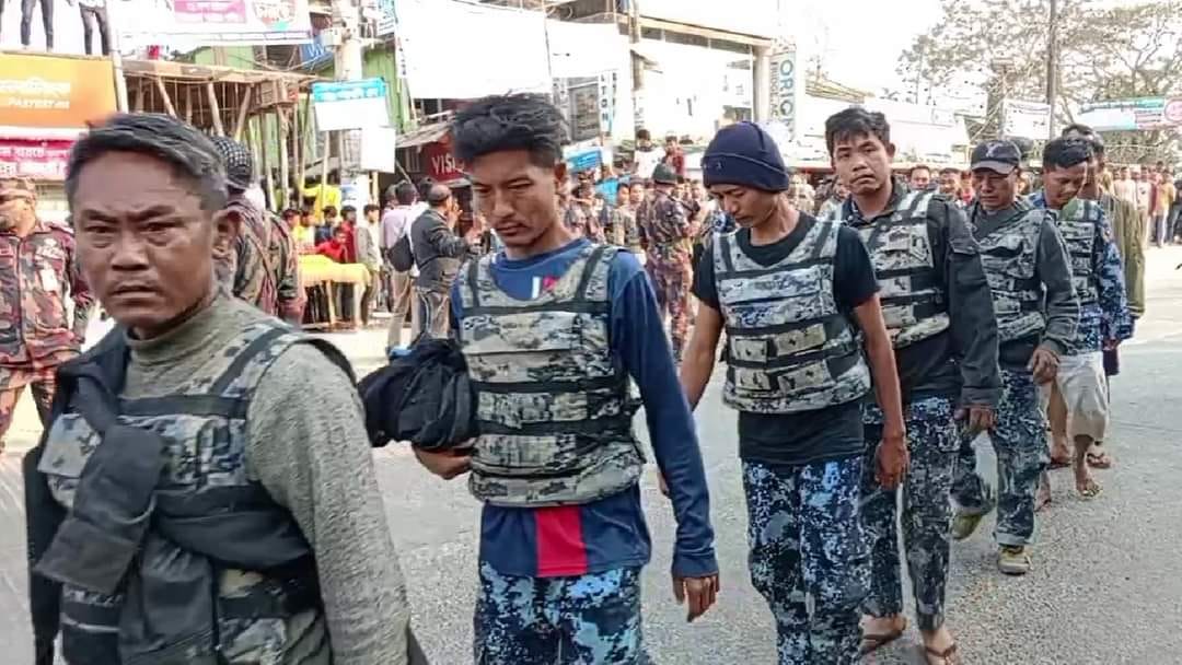 (ဘင်္ဂလားဒေ့ရှ်နိုင်ငံခြားရေးဝန်ကြီးသတင်းစာရှင်းလင်းပွဲပြုလုပ်နေစဥ်/ဘင်္ဂလားဒေ့ရှ်နိုင်ငံသို့ထွက်ပြေးသောစစ်ကောင်စီတပ်ဖွဲ့ဝင်နှင့်နယ်ခြားစောင့်ရဲများကို ကယ်ဆယ်ရေးစခန်းများသို့ပို့ရန်ကားပေါ်သို့တက်ခိုင်းနေစဥ်။ဓါတ်ပုံ-bdnews24 ၊ TTN)