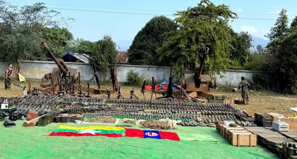 (နမ့်ဖက်ကာရှိ စစ်တပ်ဗျူဟာကုန်းကိုKIA က ဇန်နဝါရီလတွင် တိုက်ခိုက်သိမ်းပိုက်ပြီး​နောက် သိမ်းဆည်းရရှိ​သောလက်နက် ခဲယမ်းများ။ဓါတ်ပုံ- 7 Stars News)