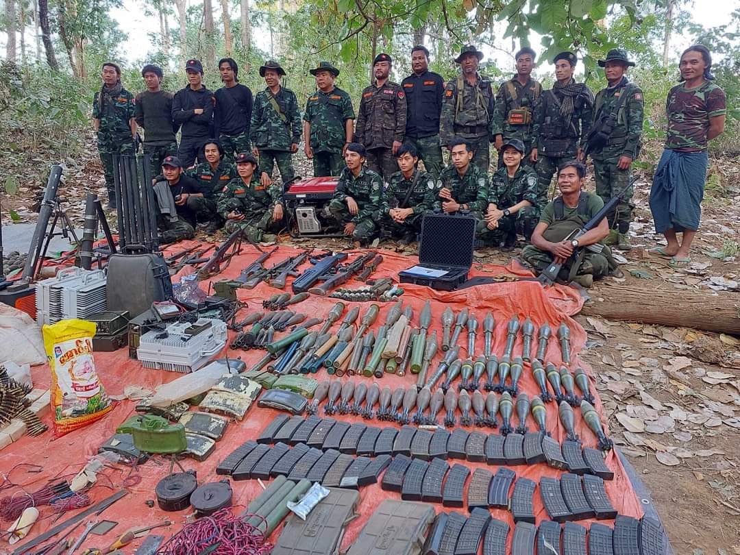 (စစ်တပ်စခန်းမှသိမ်းဆည်းရရှိ​သောလက်နက်ခဲယမ်းများနှင့် ကရင်နီတပ်​ပေါင်းစုမှတပ်ဖွဲ့ဝင်များ။ဓါတ်ပုံ-KPLA)
