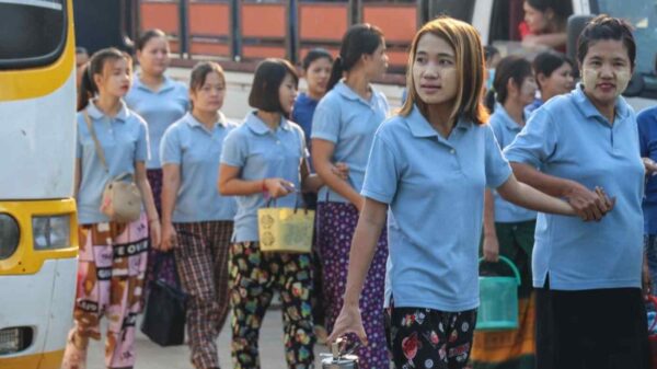 (အထည်ချုပ်စက်ရုံဝန်ထမ်း အချို့ ။ဓါတ်ပုံ-Nikkei Asia)