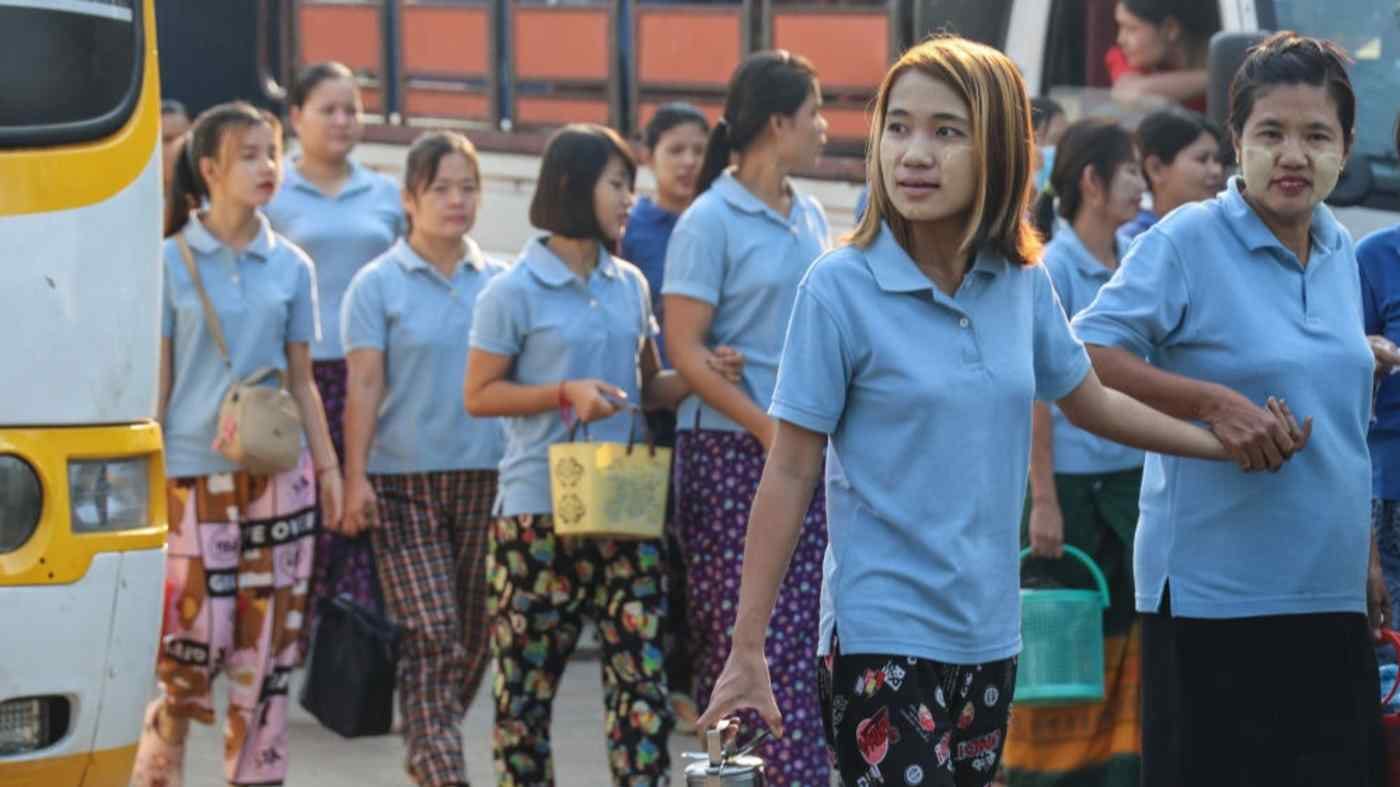 (အထည်ချုပ်စက်ရုံဝန်ထမ်း အချို့ ။ဓါတ်ပုံ-Nikkei Asia)