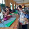 (ရခိုင်ပြည်နယ်မှ ရန်ကုန်​ရောက်လာ​ စစ်သားမိသားစုဝင်များကို စစ်​ကောင်စီက မ​ထောက်ပံ့၍ စစ်တပ်​ထောက်ခံသူအချို့က အလှူ​ငွေ​ကောက်၍ သွား​ရောက်​ပေး​ဝေနေစဥ်နှင့် ​ပေး​ဝေ​သောမုန့် ။ဓါတ်ပုံ-စစ်တပ်​ထောက်ခံသူ​ဖေစ်ဘွခ်)