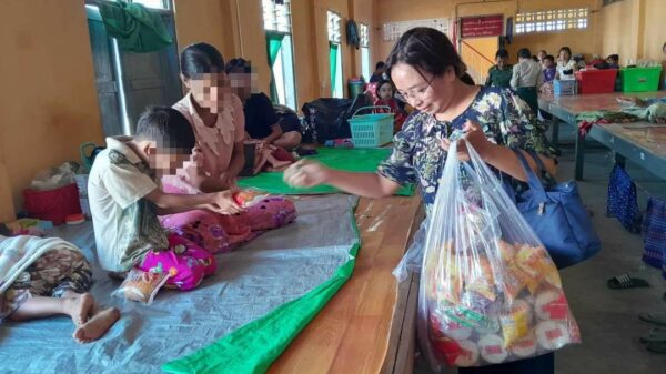(ရခိုင်ပြည်နယ်မှ ရန်ကုန်​ရောက်လာ​ စစ်သားမိသားစုဝင်များကို စစ်​ကောင်စီက မ​ထောက်ပံ့၍ စစ်တပ်​ထောက်ခံသူအချို့က အလှူ​ငွေ​ကောက်၍ သွား​ရောက်​ပေး​ဝေနေစဥ်နှင့် ​ပေး​ဝေ​သောမုန့် ။ဓါတ်ပုံ-စစ်တပ်​ထောက်ခံသူ​ဖေစ်ဘွခ်)