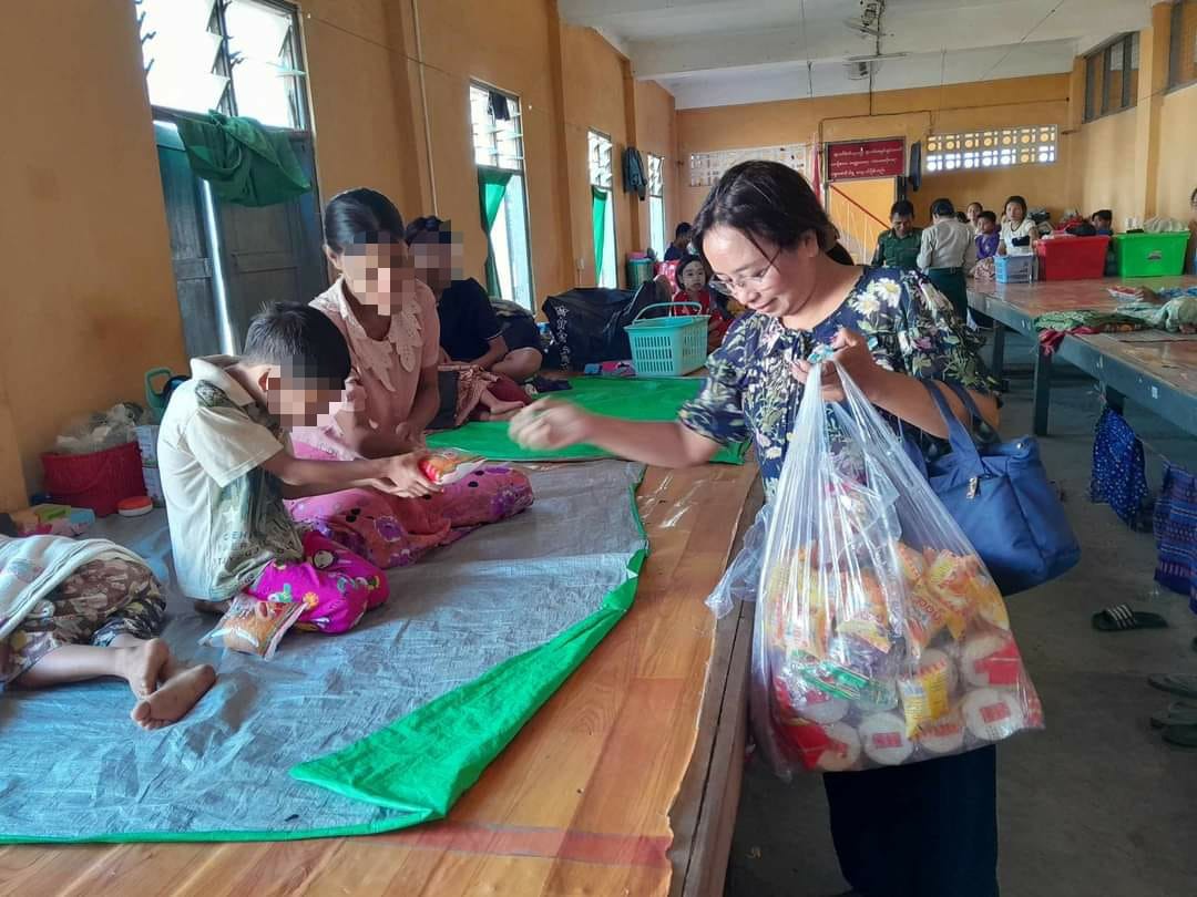 (ရခိုင်ပြည်နယ်မှ ရန်ကုန်​ရောက်လာ​ စစ်သားမိသားစုဝင်များကို စစ်​ကောင်စီက မ​ထောက်ပံ့၍ စစ်တပ်​ထောက်ခံသူအချို့က အလှူ​ငွေ​ကောက်၍ သွား​ရောက်​ပေး​ဝေနေစဥ်နှင့် ​ပေး​ဝေ​သောမုန့် ။ဓါတ်ပုံ-စစ်တပ်​ထောက်ခံသူ​ဖေစ်ဘွခ်)