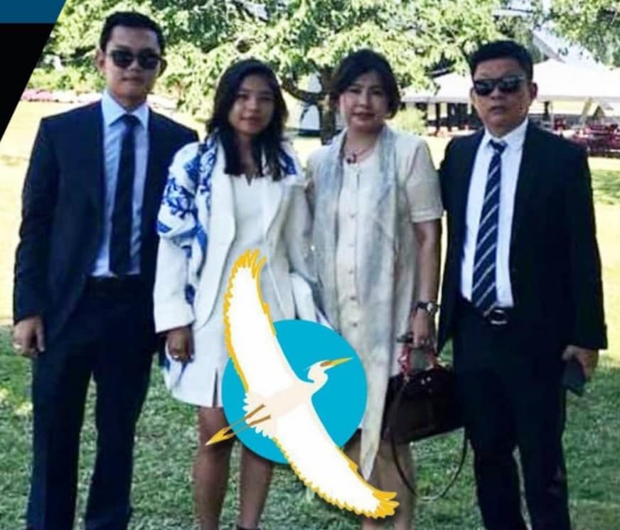 (ရွှေဗျိုင်းဖြူအုပ်စု ၏ဥက္ကဋ္ဌ ဦးသိန်းဝင်းဇော် ၊ဇနီး ဒေါ်တင်မင်းလတ် ၊သမီး သိမ့်ဝင်းထက် ၊သား ဝင်းပိုင်ကျော်တို့ကို တွေရစဥ် ။ဓါတ်ပုံ-ရွှေဗျိုင်းဖြူ ၊ သိန်းဝင်းဇော်ဖေစ်ဘွခ်)