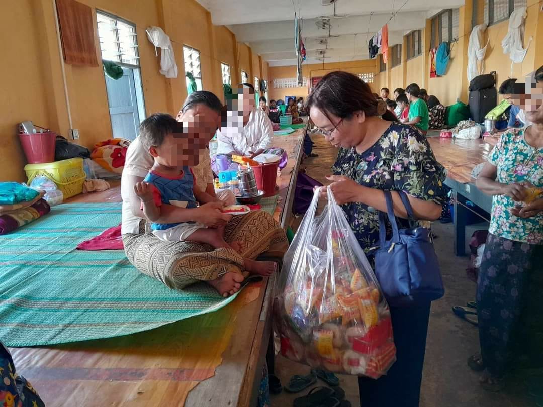 (ရခိုင်ပြည်နယ်မှ ရန်ကုန်ရောက်လာ စစ်သားမိသားစုဝင်များကို စစ်ကောင်စီက မထောက်ပံ့၍ စစ်တပ်ထောက်ခံသူအချို့က အလှူငွေကောက်၍ သွားရောက်ပေးဝေနေစဥ်နှင့် ပေးဝေသောမုန့် ။ဓါတ်ပုံ-စစ်တပ်ထောက်ခံသူဖေစ်ဘွခ်)