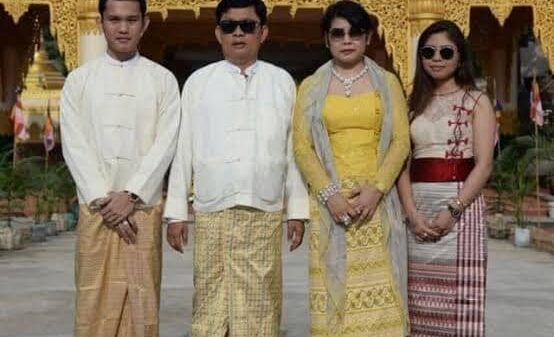 (ရွှေဗျိုင်းဖြူအုပ်စု ၏ဥက္ကဋ္ဌ ဦးသိန်းဝင်းဇော် ၊ဇနီး ဒေါ်တင်မင်းလတ် ၊သမီး သိမ့်ဝင်းထက် ၊သား ဝင်းပိုင်ကျော်တို့ကို ​တွေရစဥ် ။ဓါတ်ပုံ-​ရွှေဗျိုင်းဖြူ ၊ သိန်းဝင်း​ဇော်​ဖေစ်ဘွခ်)