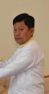 (ရွှေဗျိုင်းဖြူအုပ်စု ၏ဥက္ကဋ္ဌ ဦးသိန်းဝင်းဇော် ၊ဇနီး ဒေါ်တင်မင်းလတ် ၊သမီး သိမ့်ဝင်းထက် ၊သား ဝင်းပိုင်ကျော်တို့ကို တွေရစဥ် ။ဓါတ်ပုံ-ရွှေဗျိုင်းဖြူ ၊ သိန်းဝင်းဇော်ဖေစ်ဘွခ်)
