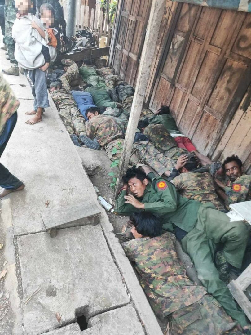 (စစ်ကောင်စီတပ်ထံမှ သိမ်းဆည်းရရှိသောလက်နက်ခဲယမ်းများနှင့် စစ်သုံပန်းမျာ ။ဓါတ်ပုံ-နေပြည်တော်သိမ်းပိုက်အောင်လံစိုက်)
