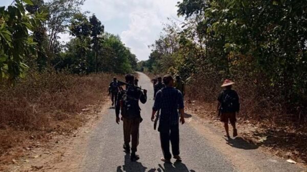 (ရေတာရှည်မြို့နယ်အတွင်း စစ်ရေးတိုက်ခိုက်မှုများလုပ်ဆောင်နေသော ပုဝါနီစစ်ကြောင်းမှ ရဲဘော်အချို့အားတွေ့ရစဥ်။ ဓာတ်ပုံ - ပုဝါနီစစ်ကြောင်း)