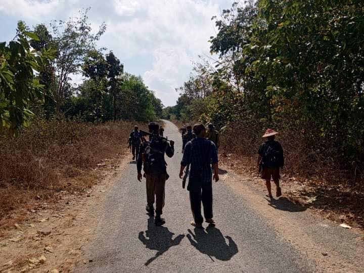 (ရေတာရှည်မြို့နယ်အတွင်း စစ်ရေးတိုက်ခိုက်မှုများလုပ်ဆောင်နေသော ပုဝါနီစစ်ကြောင်းမှ ရဲဘော်အချို့အားတွေ့ရစဥ်။ ဓာတ်ပုံ - ပုဝါနီစစ်ကြောင်း)