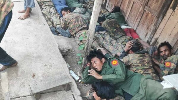 ▪︎ကရင်နီပြည်ရှား​တောမြို့သိမ်းတိုက်ပွဲတွင် လက်နက်ချ​နေ​သောစစ်​ကောင်စီတပ်သားများ။ဓါတ်ပုံ- ကလလတ