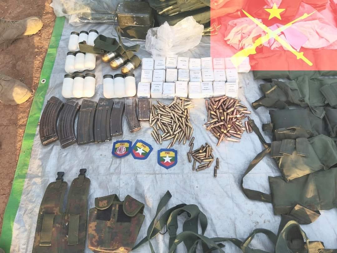 (စစ်ကောင်စီတပ်နှင့် ပြည်သူ့စစ် များထံမှ သိမ်းဆည်းရရှိသော လက်နက်ခဲယမ်း၊စစ်အသုံးအဆောင်နှင့် ကားတစ်စီး။ ဓါတ်ပုံ-PNLA)