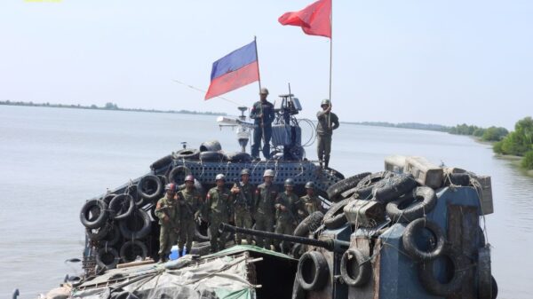 (ရက္ခိုင့်တပ်​တော်AA က သိမ်းပိုက်ခဲ့​သော စစ်သင်္ဘောနှင့် AAတပ်ဖွဲ့ဝင်များ။ဓါတ်ပုံ- 3BHA)
