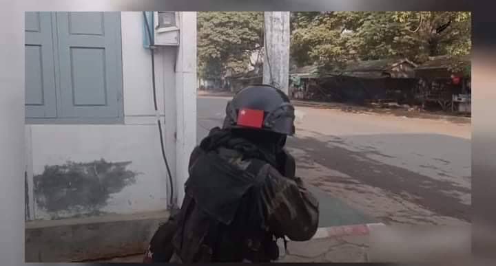 (မြင်းမူမြို့ပေါ်ရှိ စစ်ကောင်စီအထိုင်ချစခန်းအား ပြည်သူ့ကာကွယ်ရေးအဖွဲ့များက သွားရောက်တိုက်ခိုက်နေစဥ်။ ဓာတ်ပုံ-DKPDF-MMU)