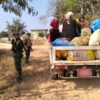 (ဆီဆိုင်မြို့နယ်မှ စစ်​ဘေး​ရှောင် ပြည်သူများနှင့် စစ်​ဘေး​ရှောင်များကို ကူညီ​ပေး​နေ​​သော ​တော်လှန်​ရေးတပ်ဖွဲ့ဝင်များ ။ ဓာတ်ပုံ-CJ)