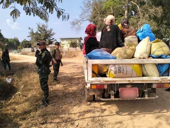 (ဆီဆိုင်မြို့နယ်မှ စစ်​ဘေး​ရှောင် ပြည်သူများနှင့် စစ်​ဘေး​ရှောင်များကို ကူညီ​ပေး​နေ​​သော ​တော်လှန်​ရေးတပ်ဖွဲ့ဝင်များ ။ ဓာတ်ပုံ-CJ)