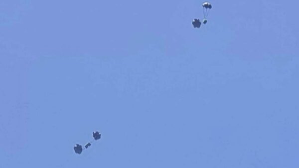 (စစ်​ကောင်စီက ​လေထီးဖြင့် အထုပ်များချ​နေစဥ်။ ဓါတ်ပုံ- HKL Mindat)