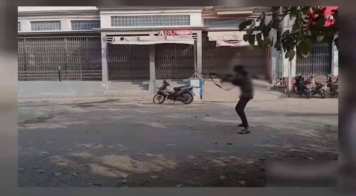 (မြင်းမူမြို့ပေါ်ရှိ စစ်ကောင်စီအထိုင်ချစခန်းအား ပြည်သူ့ကာကွယ်ရေးအဖွဲ့များက သွားရောက်တိုက်ခိုက်နေစဥ်။ ဓာတ်ပုံ-DKPDF-MMU)