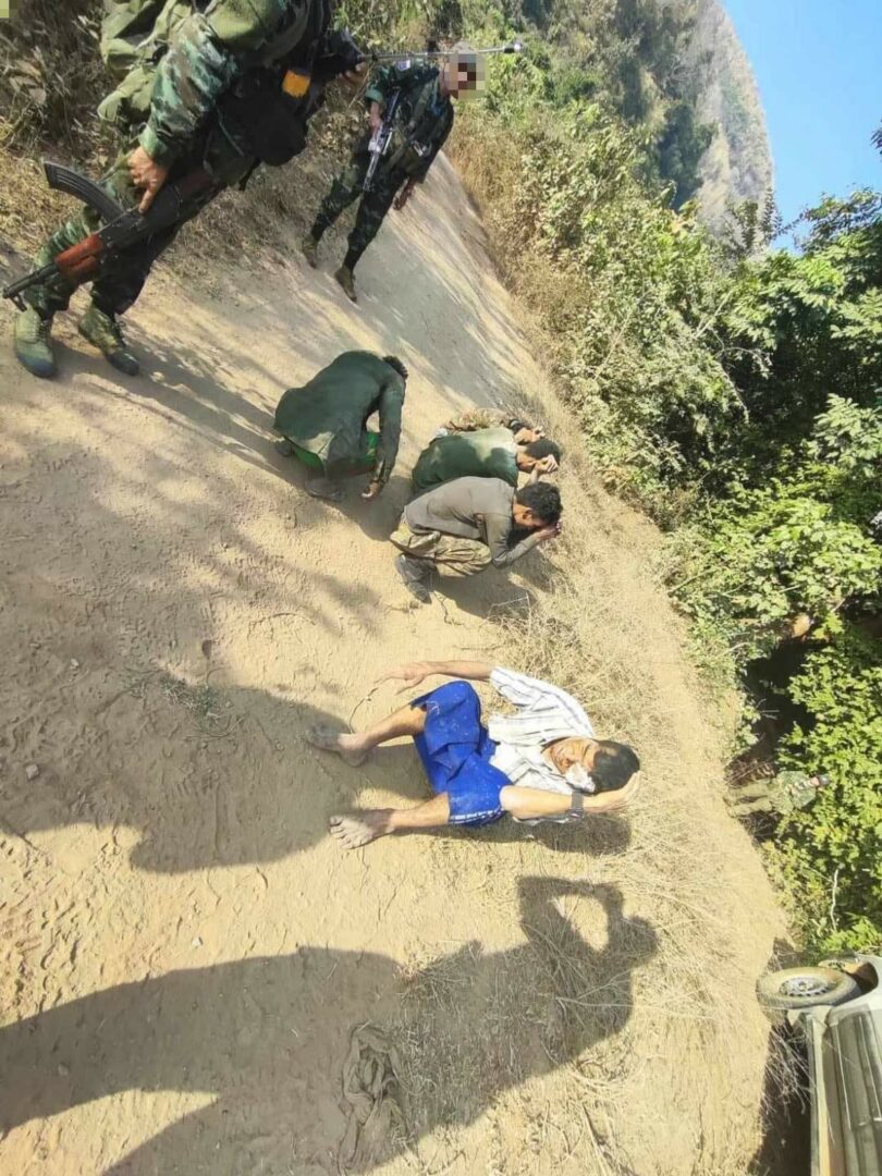 (စစ်ကောင်စီတပ်ထံမှ သိမ်းဆည်းရရှိသောလက်နက်ခဲယမ်းများနှင့် စစ်သုံပန်းမျာ ။ဓါတ်ပုံ-နေပြည်တော်သိမ်းပိုက်အောင်လံစိုက်)