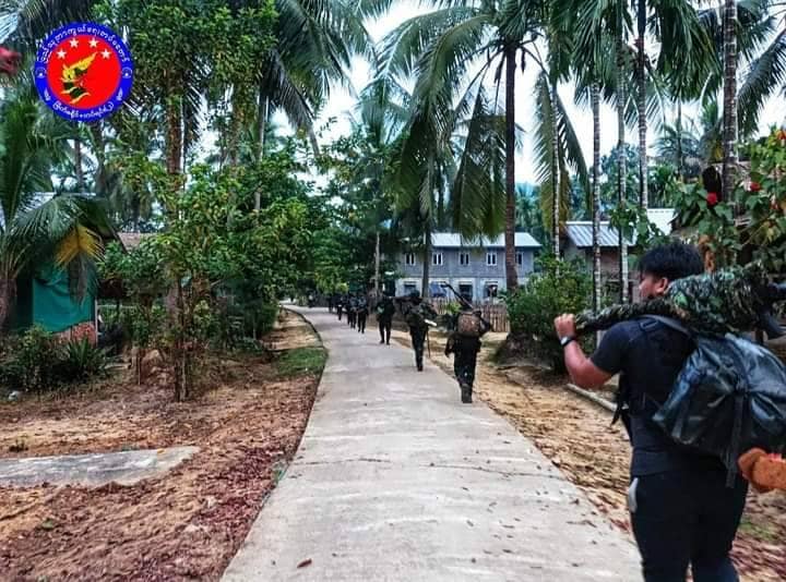 (တနသာ်ရီတိုင်းမှ တော်လှန်ရေးတပ်ဖွဲ့ဝင်များ။ဓါတ်ပုံ- The Tanintharyi Force ၊မြိတ်ခရိုင်တပ်ရင်း( ၁) ၊ (၂))