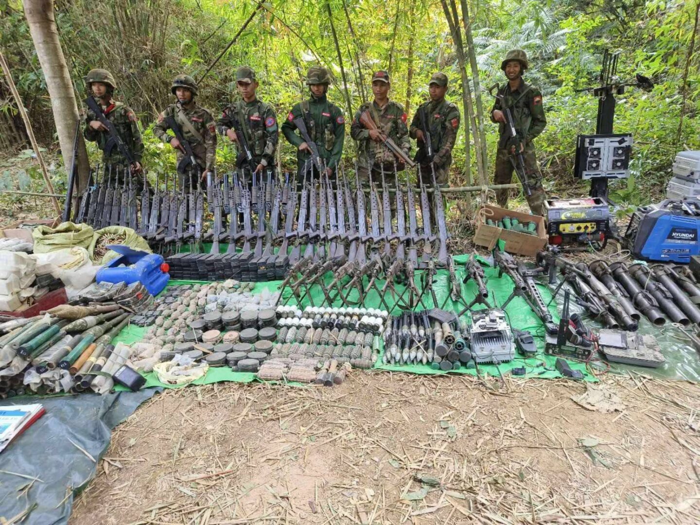(ခလရ ၁၄၁ မြေပုံနှင့် မံစီမြို့နယ်/စီခမ်းကြီး စစ်ကောင်စီတပ်စခန်းကို KIAဦးဆောင်သောတော်လှန်ရေးတပ်ဖွဲ့များက သိမ်းပိုက်ပြီးနောက် သိမ်းဆည်းရရှိသောလက်နက်ခဲယမ်းများ/မြို့လှမြို့ကိုအပေါ်စီးမှတွေ့ရမှု ။ဓါတ်ပုံ-CJ ၊မြို့လှPDF)