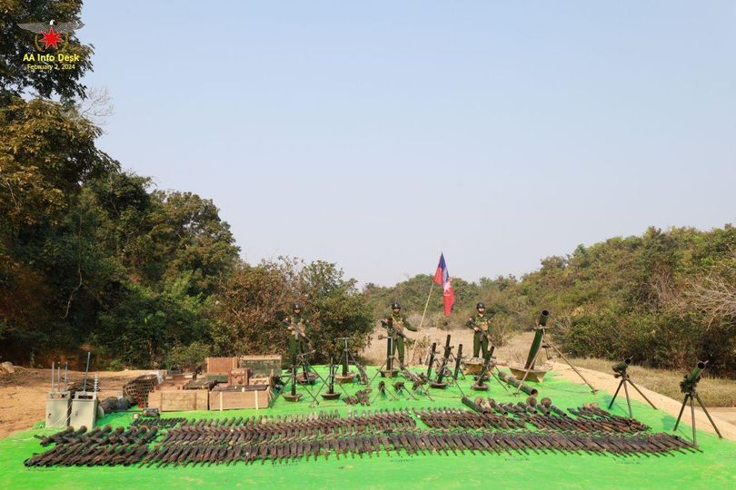 (မြောက်ဦးအခြေစိုက် စစ်ကောင်စီ၏ ခမရ (၅၄၀) တပ်ရင်းတစ်ရင်းလုံးအား ဇန်နဝါရီ ၃၀ရက်တွင် ရက္ခိုင့်တပ်တော်မှ အပြီးသတ် ချေမှုန်း သိမ်းပိုက်ပြီးနောက် သိမ်းဆည်းရရှိသော လက်နက်ခဲယမ်းများ။ ဓာတ်ပုံ - AAInfoDesk)