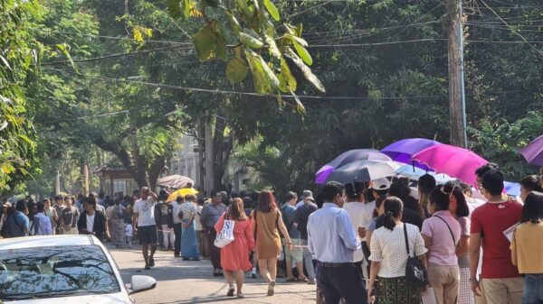 (ထိုင်းသံရုံး​ရှေ့တွင် ဗီဇာ​လျှောက်ထားရန်တန်းစီ​နေသူများကို ​ဖေ​ဖော်ဝါရီ ဒုတိယပါတ်က​တွေ့ရစဥ်။ဓါတ်ပုံ-People's Spring)