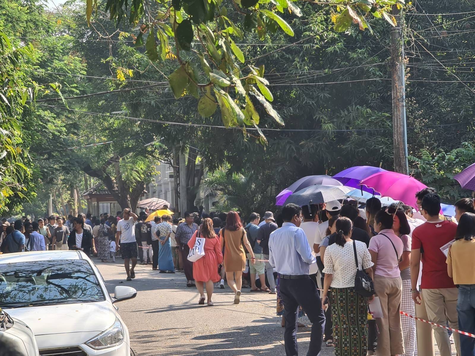 (ထိုင်းသံရုံး​ရှေ့တွင် ဗီဇာ​လျှောက်ထားရန်တန်းစီ​နေသူများကို ​ဖေ​ဖော်ဝါရီ ဒုတိယပါတ်က​တွေ့ရစဥ်။ဓါတ်ပုံ-People's Spring)