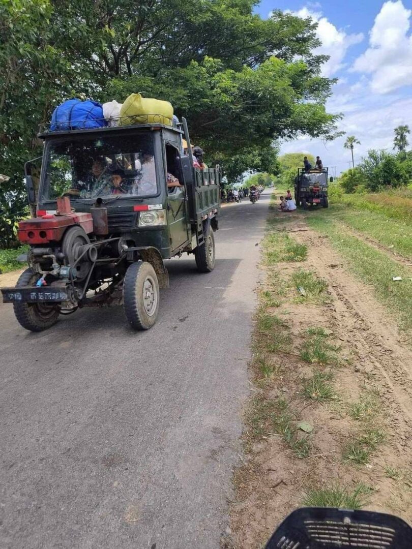 (ဖေဖော်ဝါရီလတွင် ရေဦးမြိုနယ်သို့ စစ်ကောင်စီစစ်ကြောင်းထိုးနေ၍ ထွက်ပြေးတိမ်းရှောင်ခဲ့ရသော ပြည်သူများ။ဓါတ်ပုံ-ရေဦးမြို့နယ် စစ်ရှောင်ပြည်သူထောက်ပံ့ရေး၊ Peoople Defence Comrade)